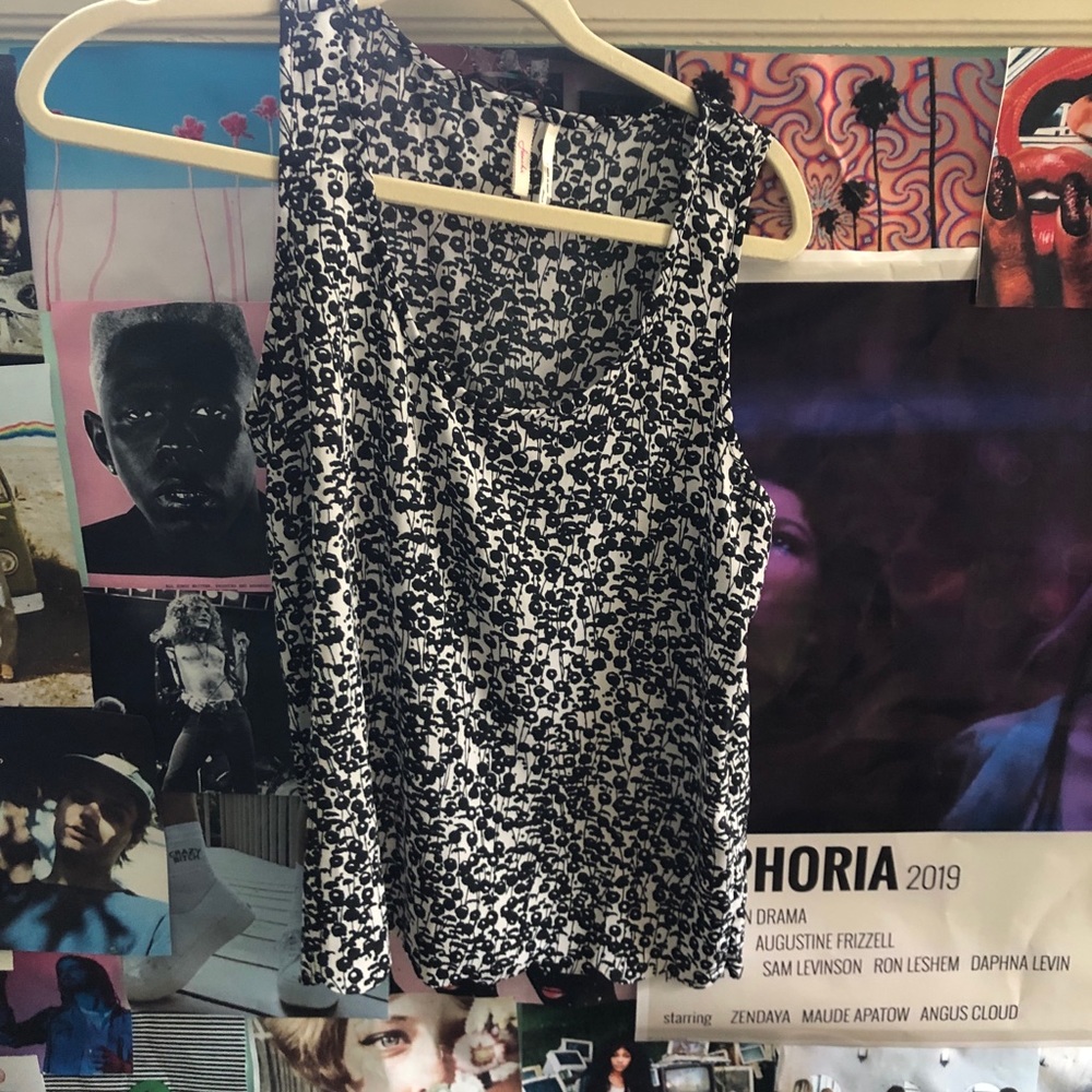 black and white flower top